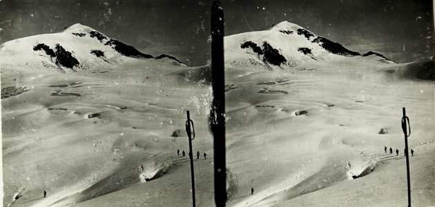 Standpunkt Fornogletscher, Transport der Fernkamera über Hindernisse des zerklüfteten Fornogletschers, im Hintergrund Palon della Mare. (BildID 15426090)