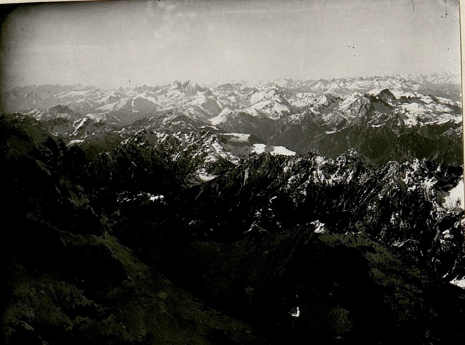 Standpunkt Gisnitz 1929. Richtung südl. links, Mte. Piper, rechts, Hoher Trieb. 20.-I. 16. II. Teilbild (BildID 15518684)
