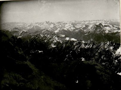 Standpunkt Gisnitz 1929. Richtung südl. links, Mte. Piper, rechts, Hoher Trieb. 20.-I. 16. II. Teilbild (BildID 15518684)