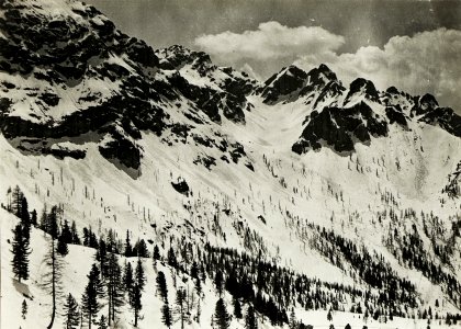 Standpunkt Marmolata-Fahrt-Aufzug. Blick gegen Gran Lastei Drahtseilbahnmittelstation zur Cima di Costabella. (BildID 15419380)