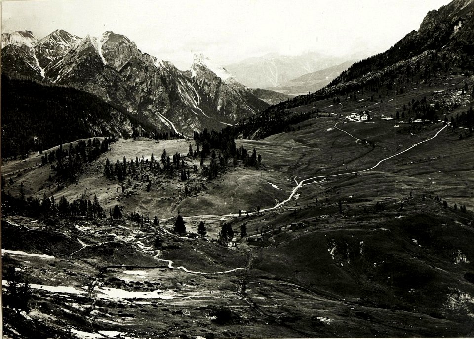 Standpunkt Plätzwiese gegen Norden mit Seehotel Plätzwiese, Hintergrund Pustertal. (BildID 15420395)