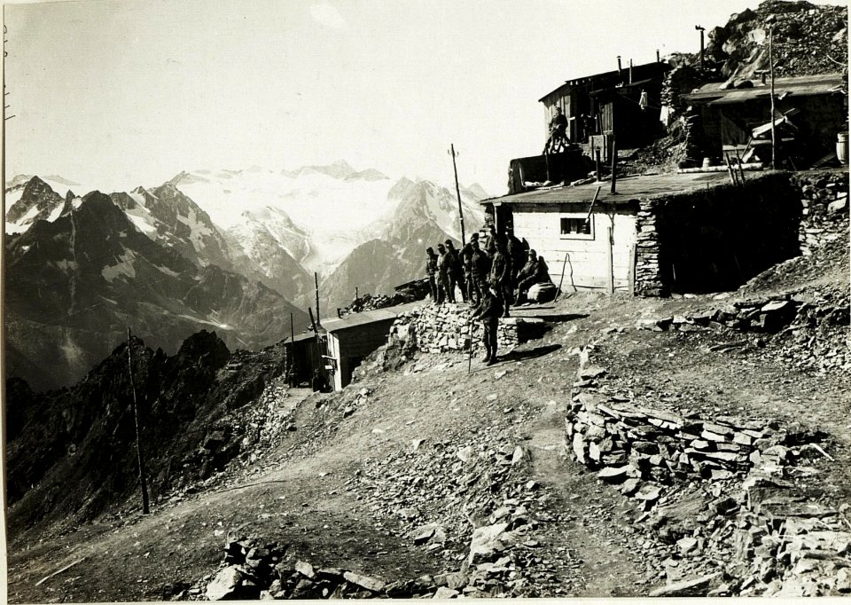 Standpunkt Laghetti, Unterstände auf Laghetti mit Blick gegen Süden. (Adamellogebiet.) (BildID 15425173)