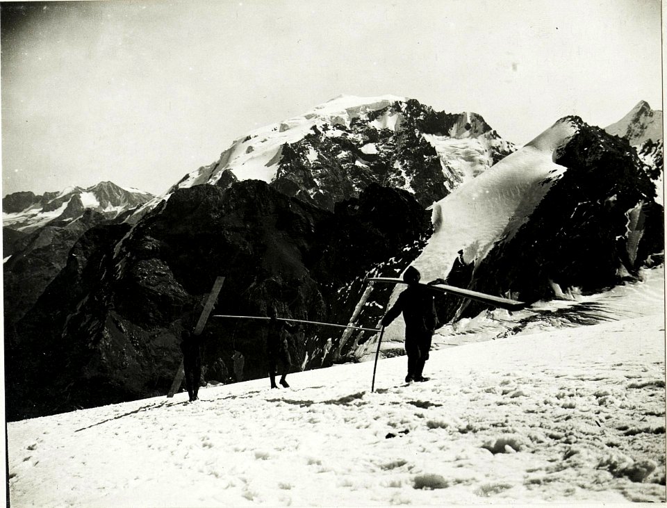 Standpunkt Monte Livrio, Bretter tragen von der Seilbahn. (BildID 15425607)