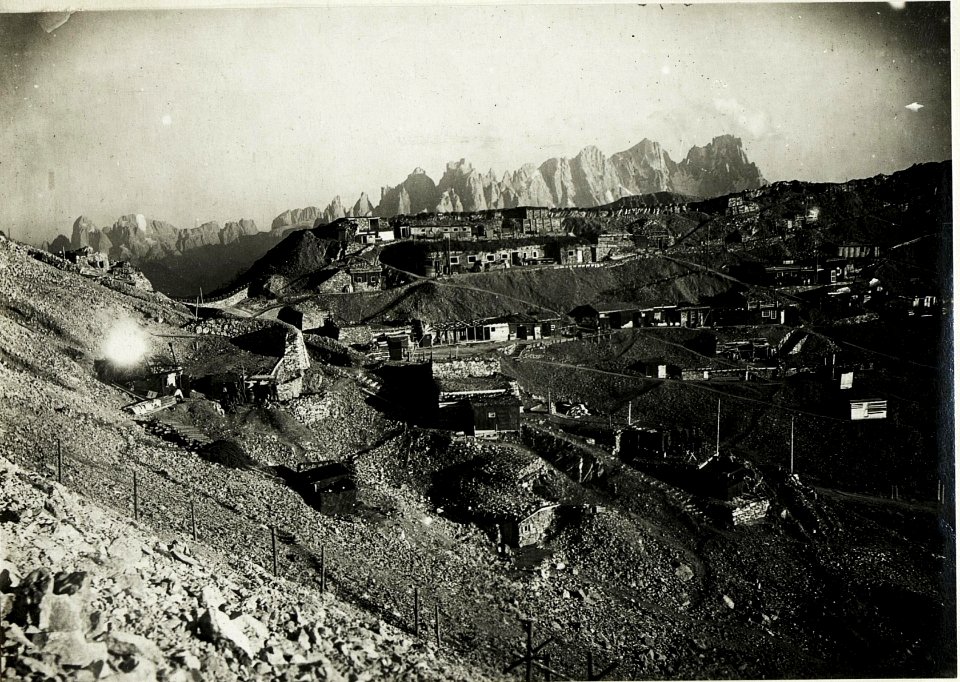 Standpunkt Passo le Selle, Lager am Sellepass, Hintergrund Palagruppe. (BildID 15422772)