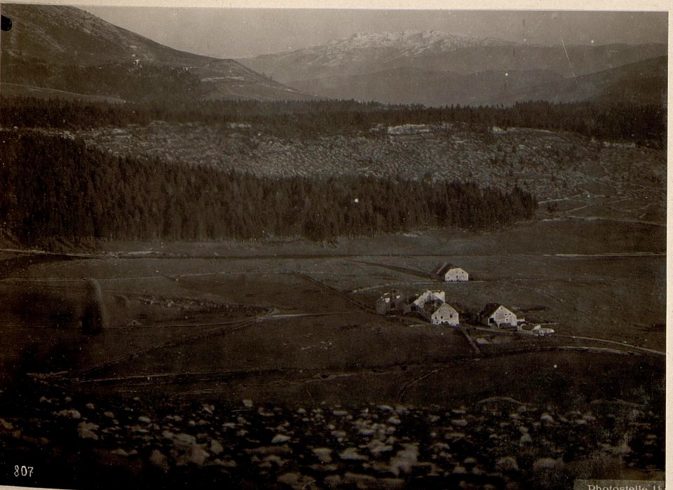 Standpunkt Monte Katze. Italienischer Einschlag nächst österreichischer Feldbatterie bei Lusche. (BildID 15636052)