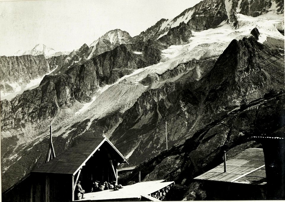 Standpunkt Monticello, Blick gegen Süden. Drahtseilbahn nach Passo Paradiso, Busagga, Monte Cercen, Presanella. (BildID 15425131)