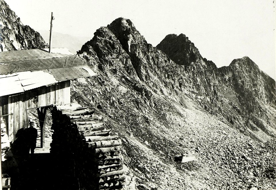 Standpunkt Passo Paradiso, Drahtseilbahnstation unterhalb Passo Paradiso, die drei Spitzen Monticellokamm. (BildID 15423339)
