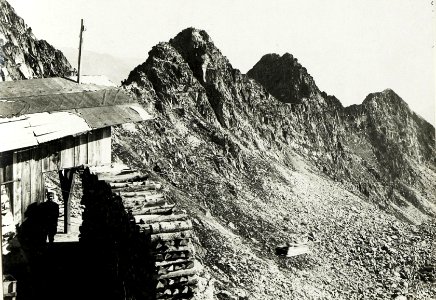 Standpunkt Passo Paradiso, Drahtseilbahnstation unterhalb Passo Paradiso, die drei Spitzen Monticellokamm. (BildID 15423339)