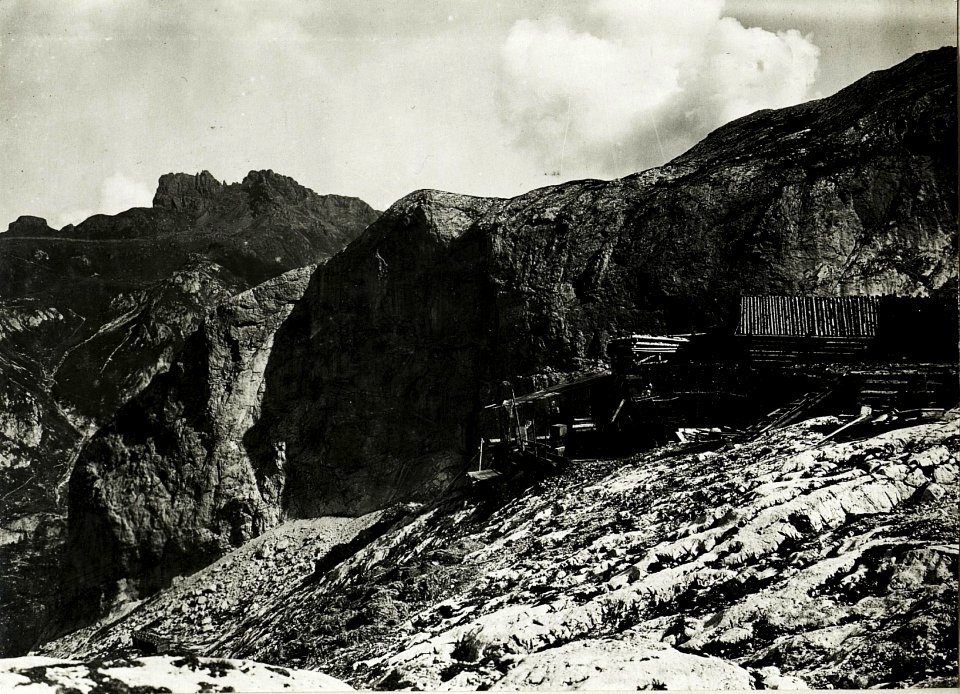 Standpunkt Marmolata Gran Poz, Seilbahn Giamorcia mit Col de Bous-Felsen und Mezzodikreuz. (BildID 15427781)