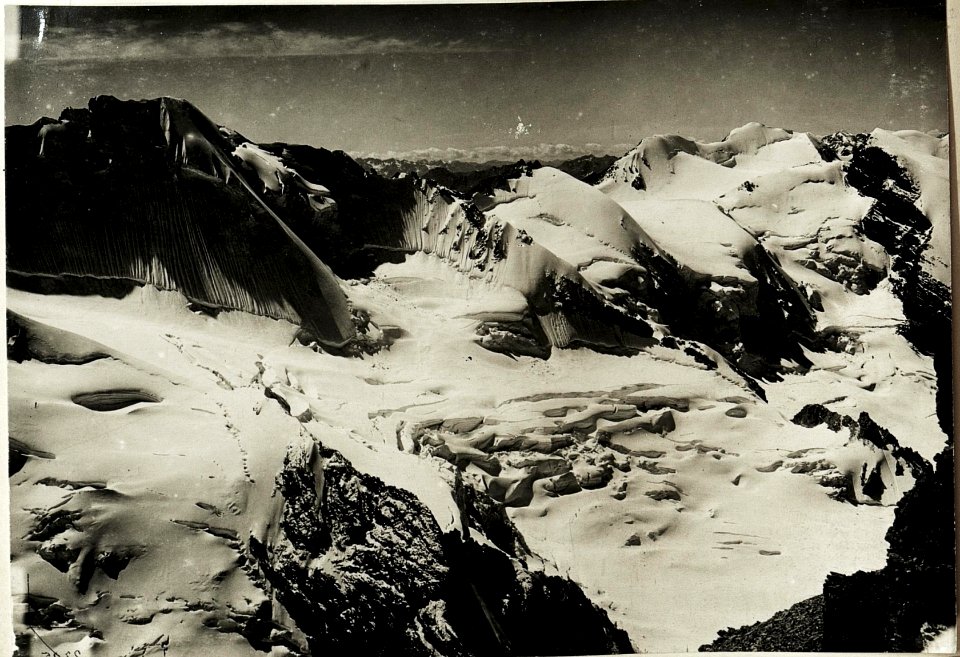 Standpunkt Pleisshorn, Panorama (2. Teilbild zu WK1 ALB013 03613a ) Eigene und feindliche Stellungen der Trafoier-Eiswand und Madatschgruppe (BildID 15416087)