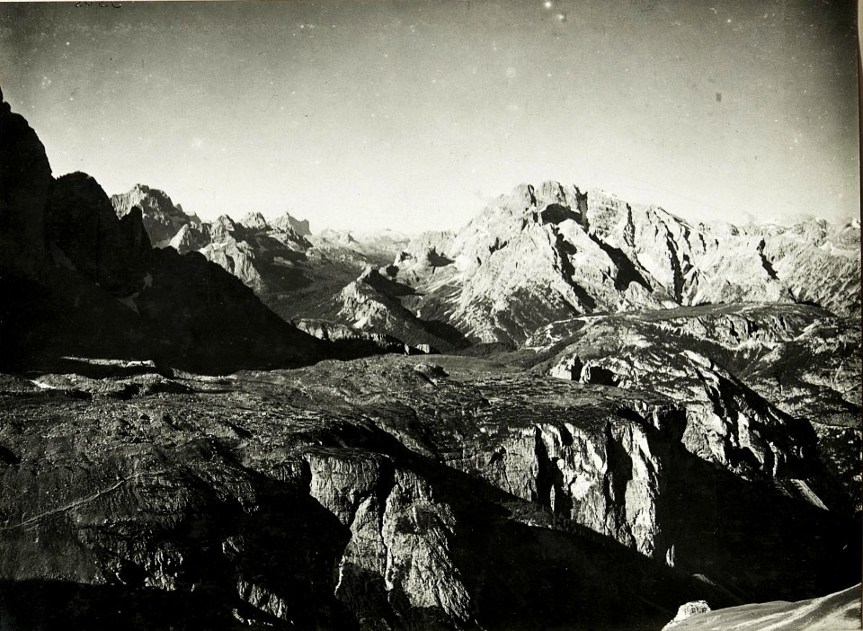 Standpunkt Toblingerknoten, Piano, Monte Cristallo, Tofanagruppe, Fortsetzung von WK! ALB016 04272c nach links. (BildID 15423798)