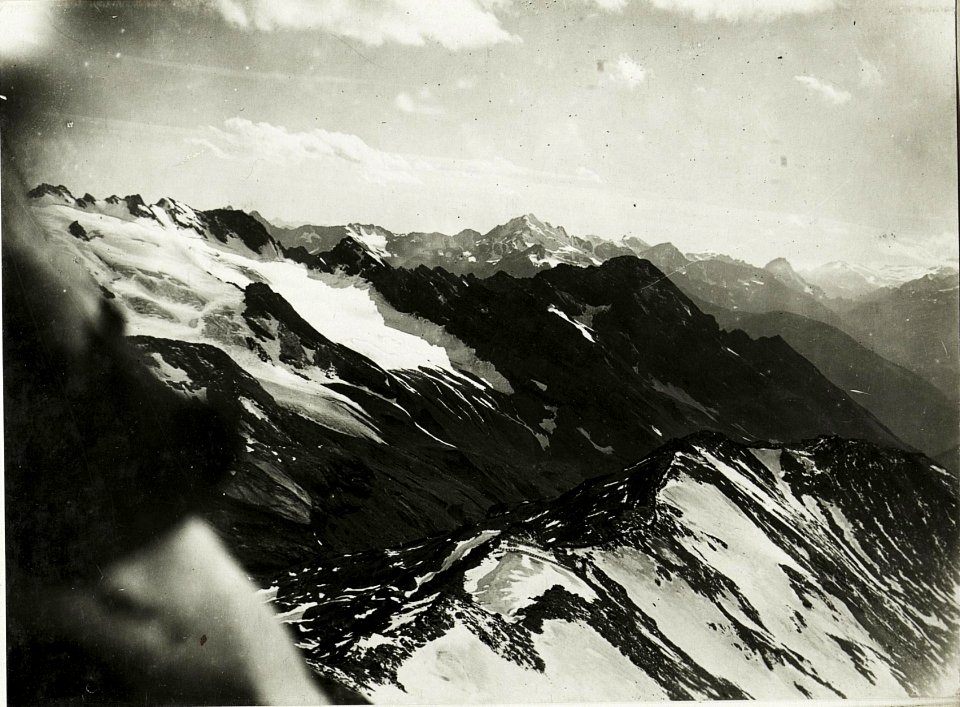 Standpunkt Scorluzzospitze, Feindliche Stellung auf Filona del Mot mit Feldwache 1,2 und 3, im Hintergrund Radisca und Brauliokamm (BildID 15425481)