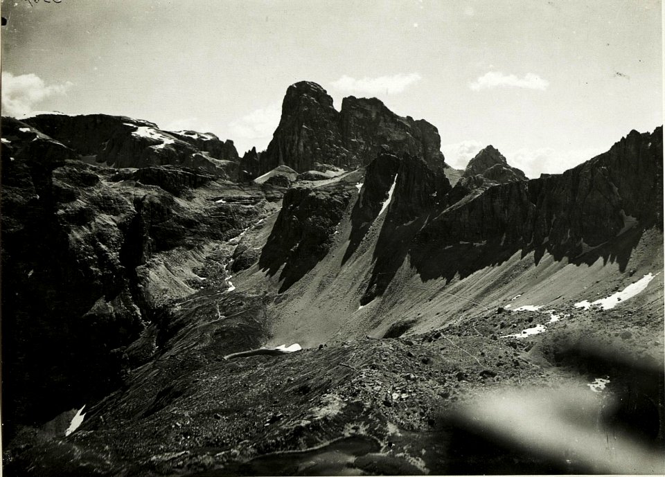 Standpunkt Toblingerknoten, Zinnenplateau, Rotwandspitz, Elferkofel, Oberbacherspitz, Zwölferkofel, Büllelejoch.(Sommer 1917.) (BildID 15423812)