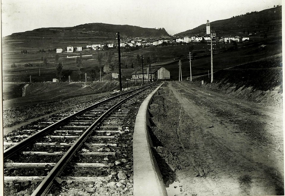 Standpunkt Straße nach Cavalese, Fleimstalbahnbau, Hintergrund Kavareno. (BildID 15429153)