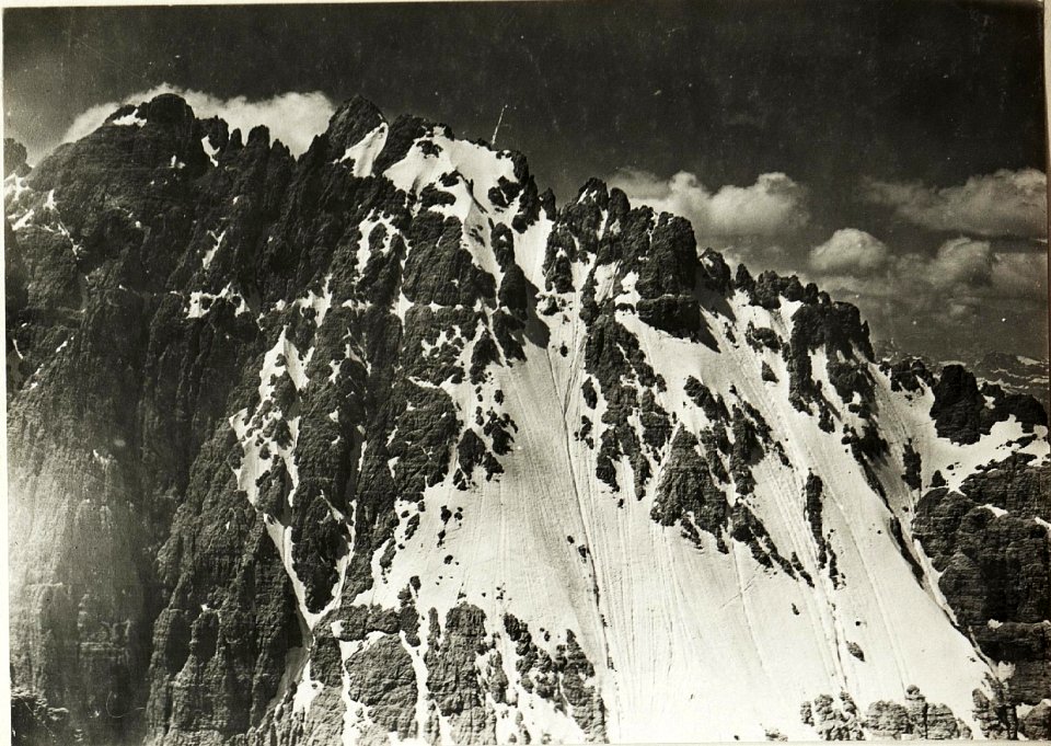 Standpunkt Rotwandspitze, Polarstellung, Gegnerische Stellungen am Bartgrat, dahinter Elferkofel (BildID 15418476)