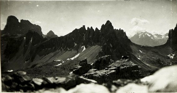 Standpunkt Toblingerknoten, Blick gegen Südost mit Paternsattel , im Vordergrund vorgeschobener Stützpunkt. (= Fortsetzung zu WK1 ALB017 04454b) (BildID 15425726)