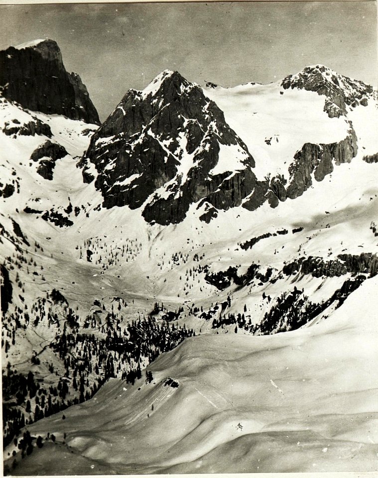 Standpunkt Varos ,Panorama von Punta .Penia bis Grand Vernell,Fortsetzung westliche und östliche Cadinspitzen. (2. Teilbild zu WK1 ALB015 04030a.) (BildID 15420010)