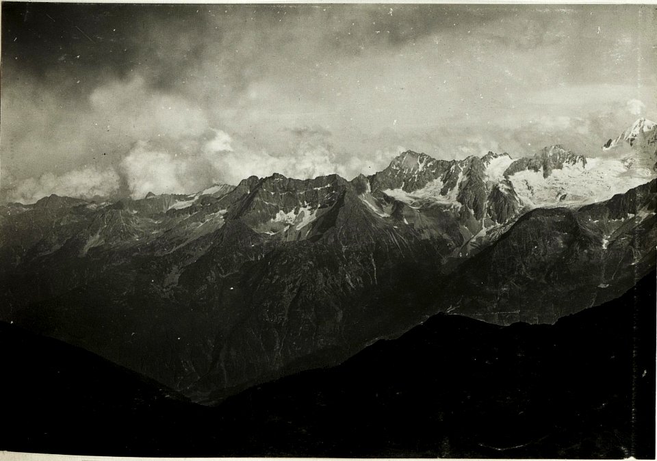 Standpunkt Valbiolo, Blick gegen .Tal zu Malga Strino, Hintergrund Presanellagruppe. (BildID 15415120)