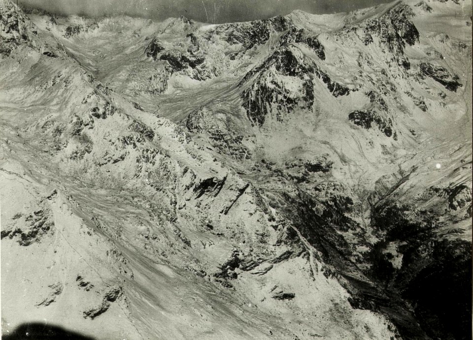 Standpunkt Valbiolo ¤ 2971,Panorama (3. Teilbild zu WK1 ALB018 04610a) Feldwache 5 und 6. (BildID 15427662)