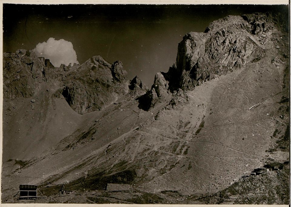 Standpunkt, Passo le Selle, Endstation der Drahtseilbahn, Hintergrund, links Punta del Ort (BildID 15735712)