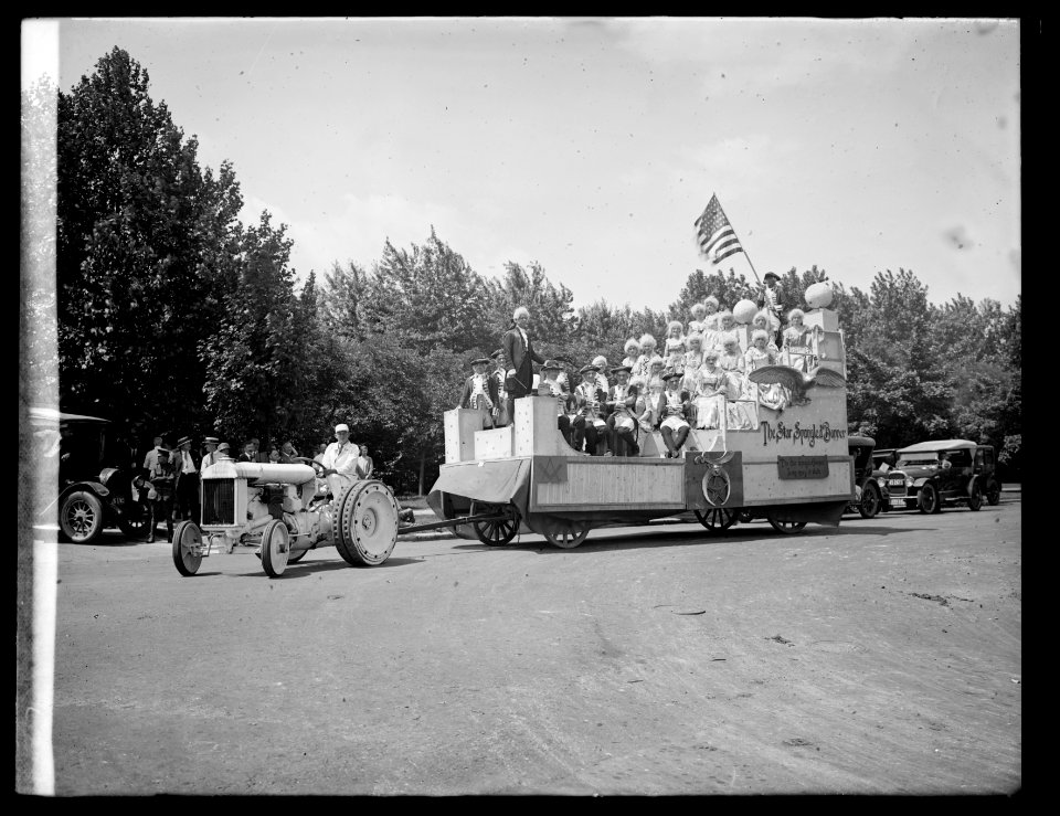 Star Spangled Banner parade float LCCN2016824200
