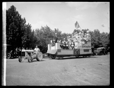 Star Spangled Banner parade float LCCN2016824200