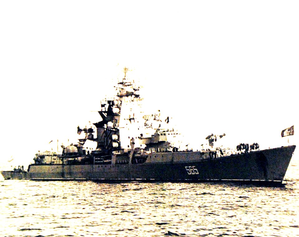 Starboard view of Soviet cruiser Vladivostok in Hawaiian waters 1971 (USN 1149092)