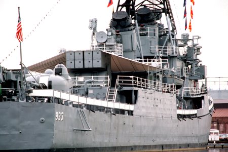 Starboard quarter view of the destroyer Barry (DD 933) DN-ST-86-02067