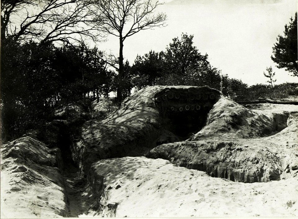 Stark gedeckter russischer Schützengraben eines höheren Kommandos am Friedhof westlich Trojan. (BildID 15589979)
