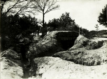 Stark gedeckter russischer Schützengraben eines höheren Kommandos am Friedhof westlich Trojan. (BildID 15589979)