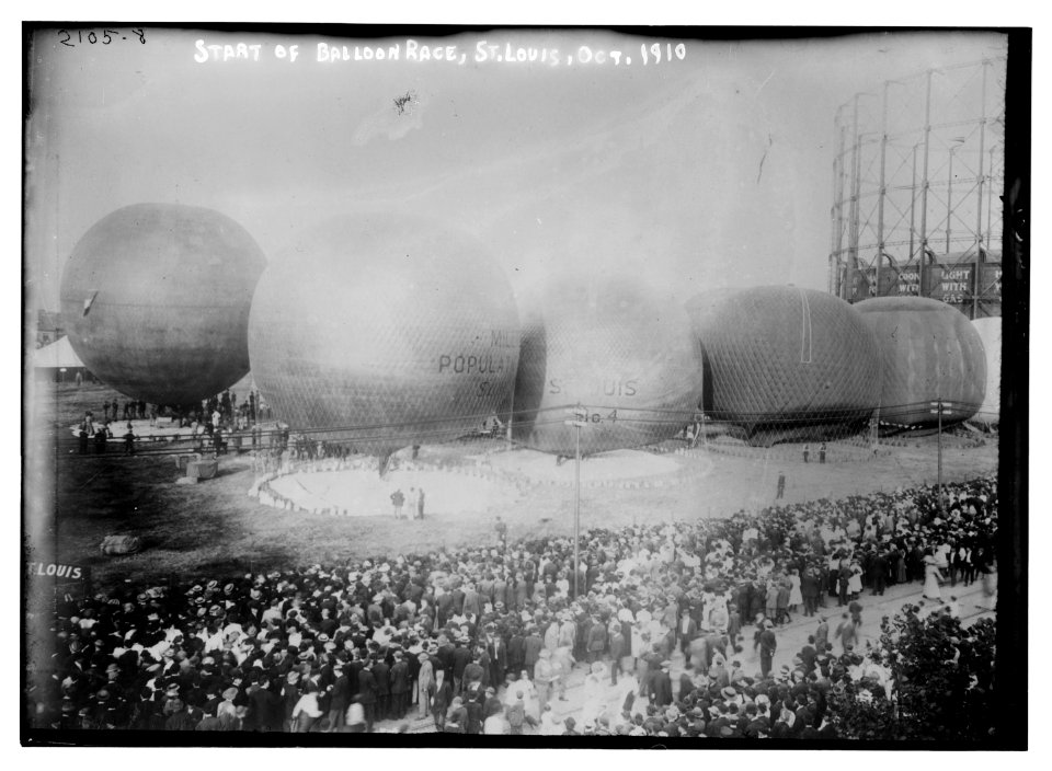 Start of balloon race, St. Louis LCCN2014688754