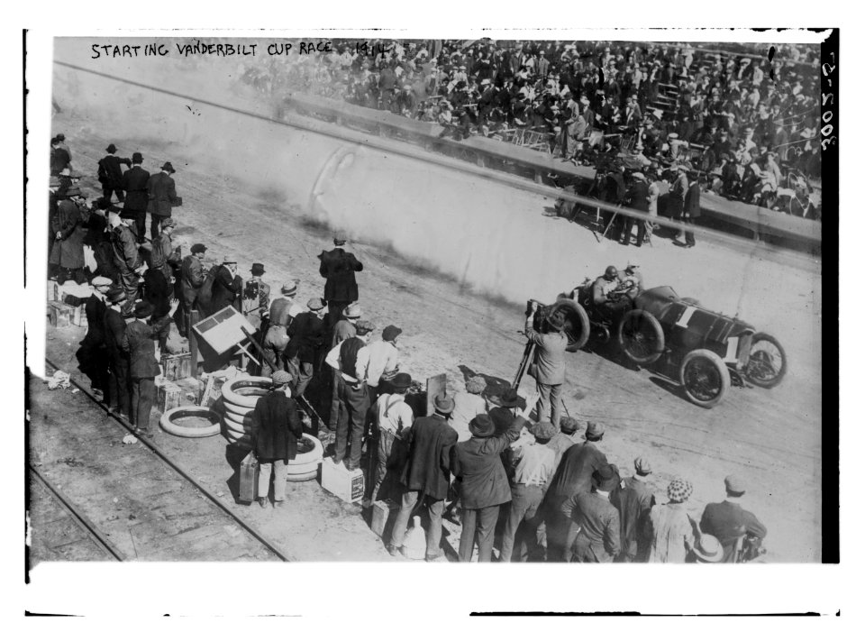 Starting Vanderbilt Cup Race - 1914 LCCN2014695545