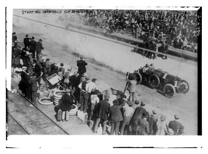 Starting Vanderbilt Cup Race - 1914 LCCN2014695545