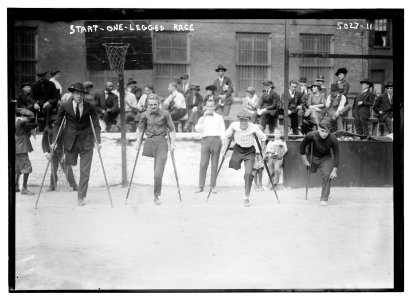 Start one-legged race LCCN2014709592