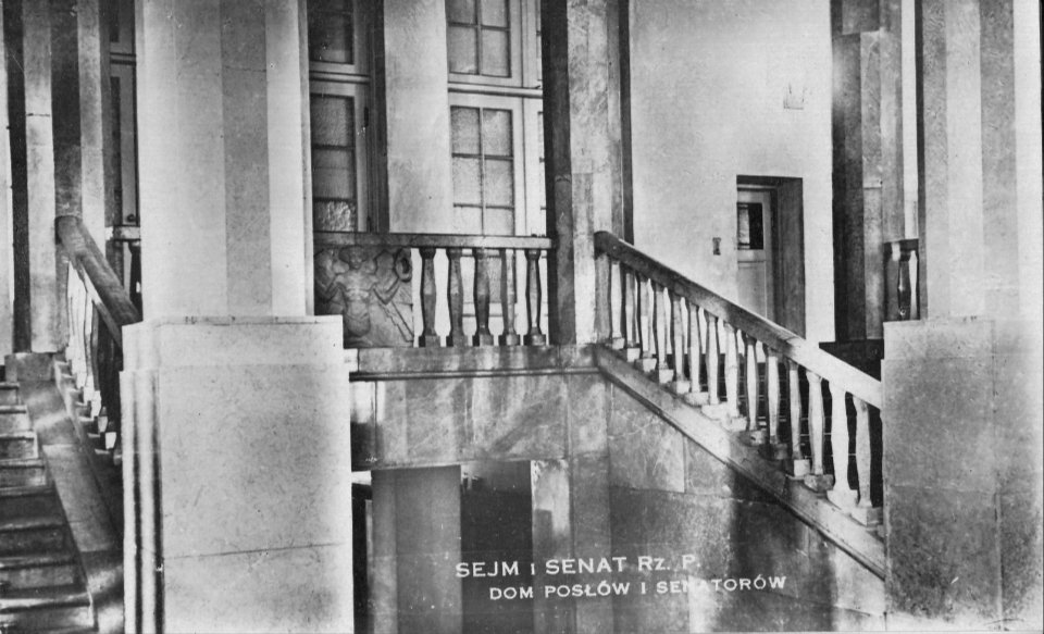 Stary Dom Poselski w okresie międzywojennym klatka schodowa