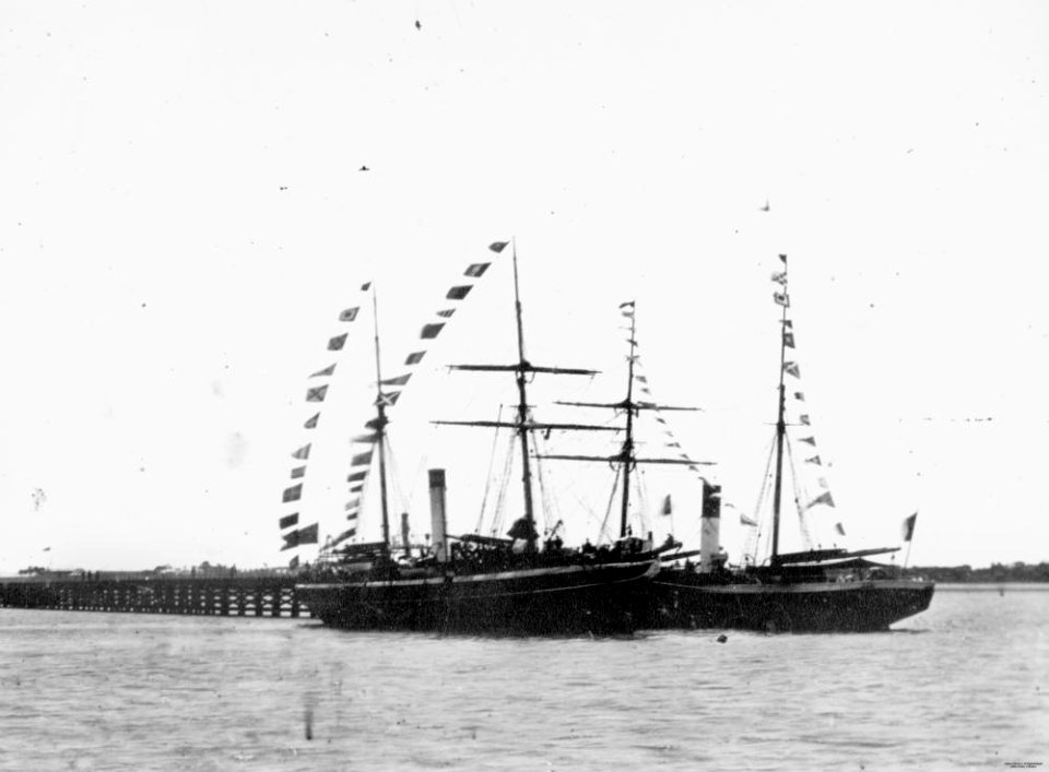 StateLibQld 1 137143 Ships at Bowen Jetty, Bowen, ca. 1869