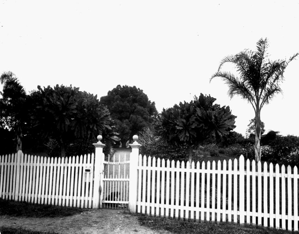 StateLibQld 1 137803 Front gate of 'Beechwood', residence of Poul Poulsen, ca. 1910