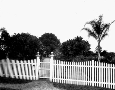 StateLibQld 1 137803 Front gate of 'Beechwood', residence of Poul Poulsen, ca. 1910 photo