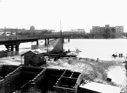 StateLibQld 1 138043 Victoria Bridge after the 1893 flood photo