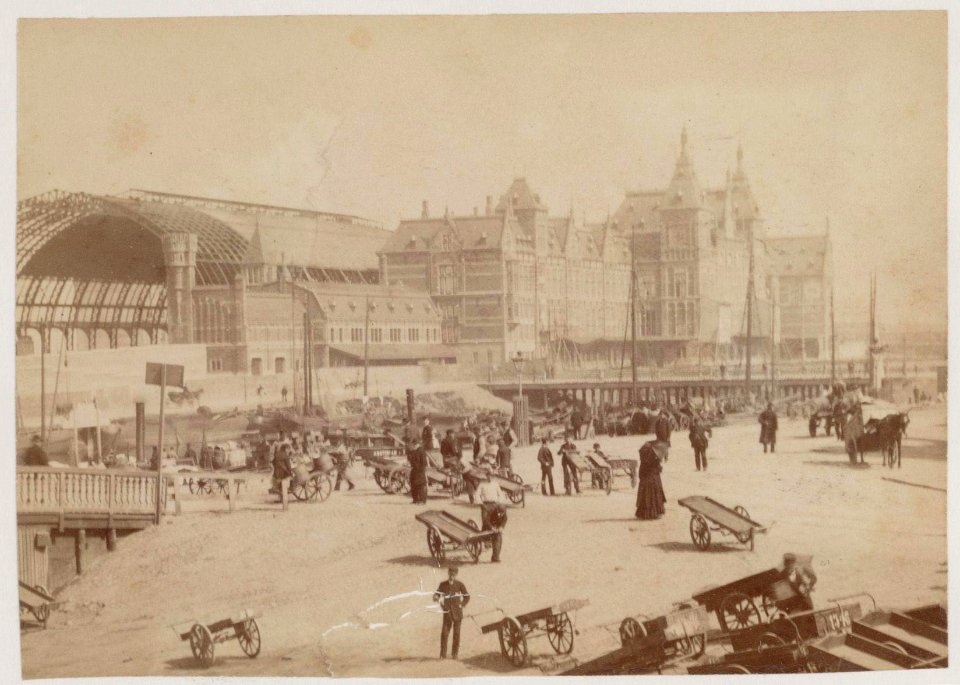 Stationplein gezien vanaf Prins Hendrikkade