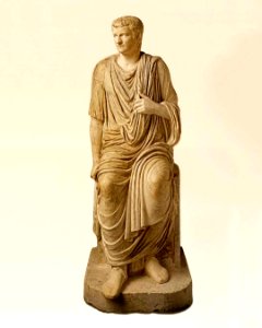 Statua di Caligola seduto