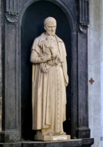 Statue de Saint-Vincent de Paul, Saint-Antoine l'Abbaye photo