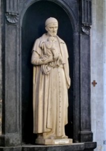 Statue de Saint-Vincent de Paul, Saint-Antoine l'Abbaye