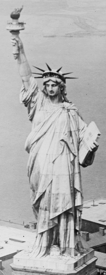 Statue detail, Liberty from army plane LCCN2014711704 (cropped)