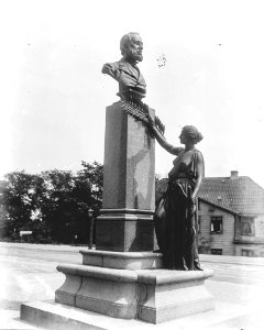 Statue af Doktor Hans Wilhelm Meyer