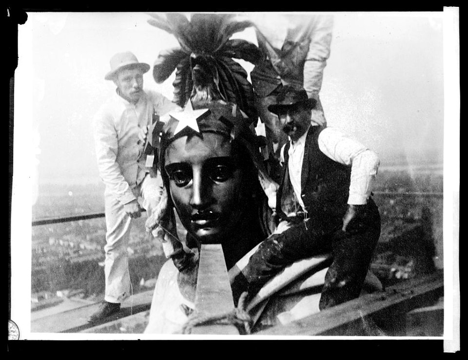 Statue on top of Capitol, (Washington, D.C.) LCCN2016823772