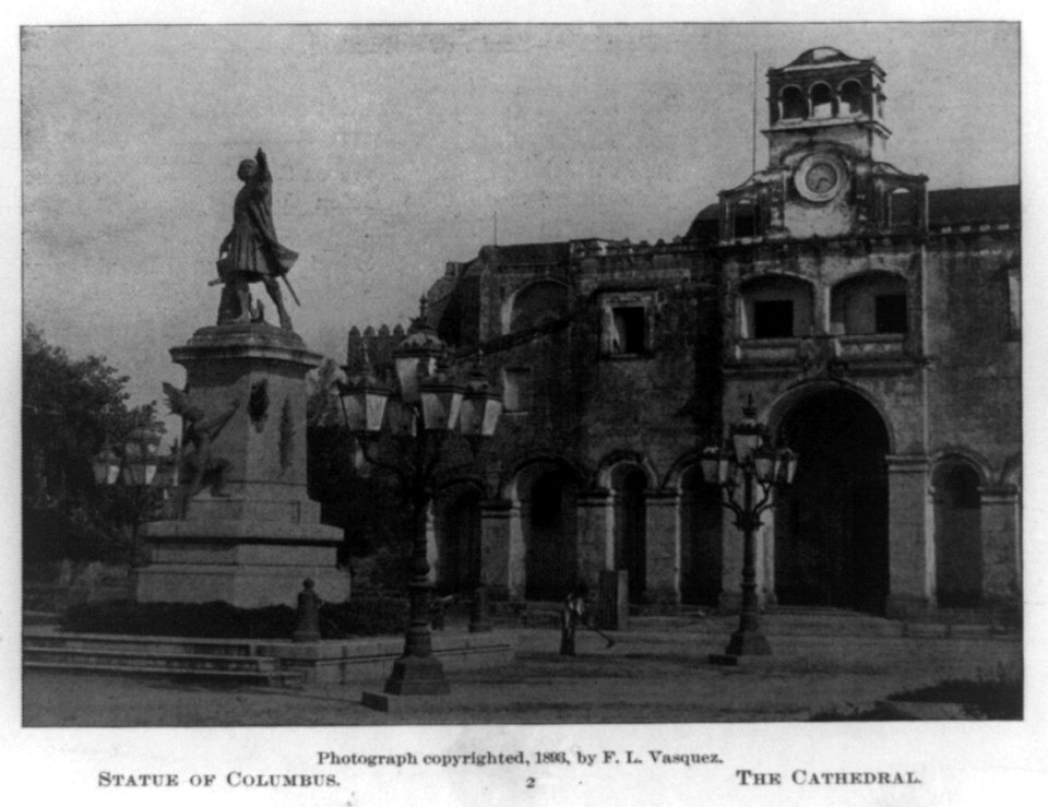 Statue of Columbus (and) the Cathedral LCCN93515058