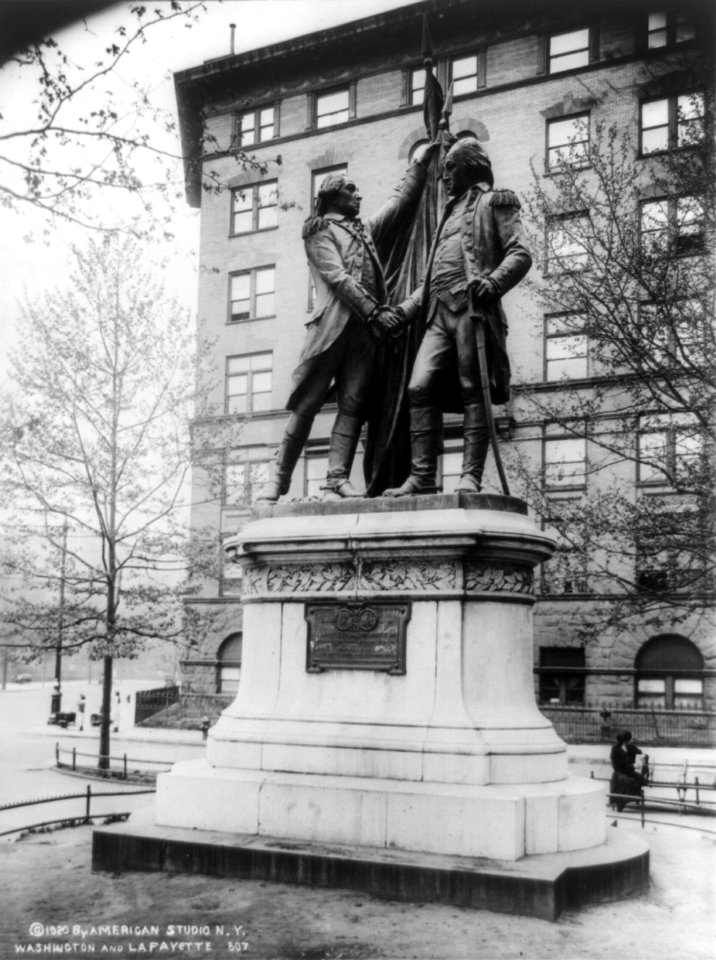 Statue of George Washington and Lafayette shaking hands, New York City LCCN96513751