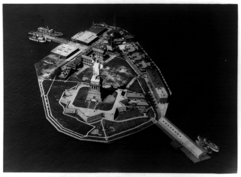 Statue of Liberty, Bedloes Island LCCN2002716184