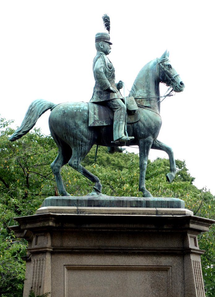 Statue of Komatsu Akihito (Ueno, Tokyo) - DSC04959